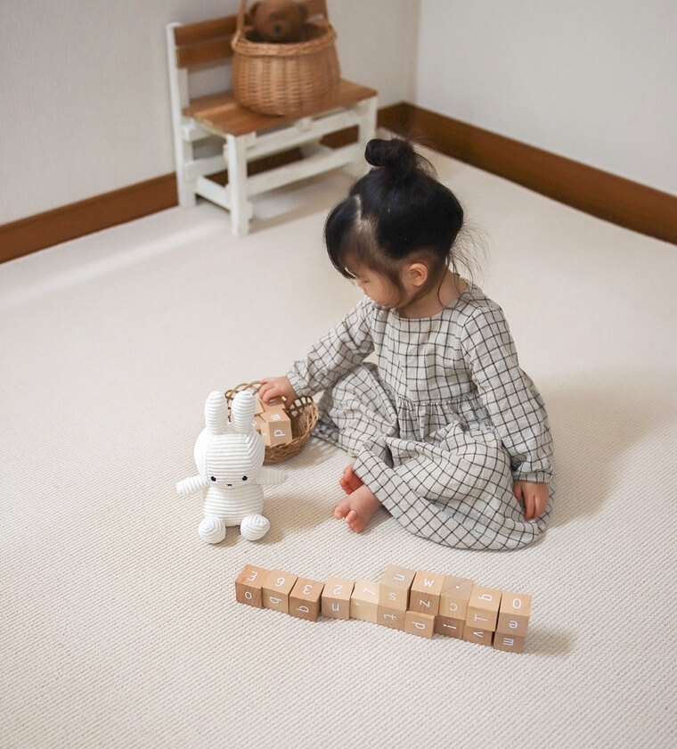 新しカーペットの上で仲良しのうさぎさんと遊んでみたよ！