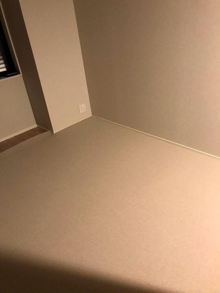 壁際のカーペット