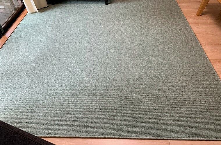 家具や床の木色と合わせやすいグリーンのカーペット