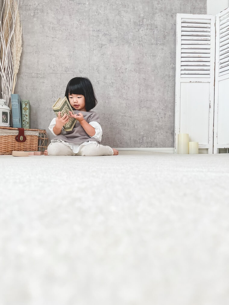 絨毯の上で遊ぶ子供