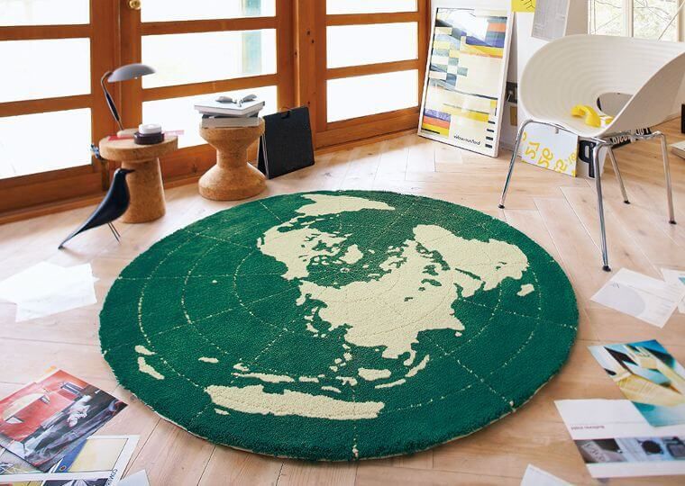 円形ラグマット「EARTH/アース」はリラックス効果も期待できる深いグリーンの地球柄