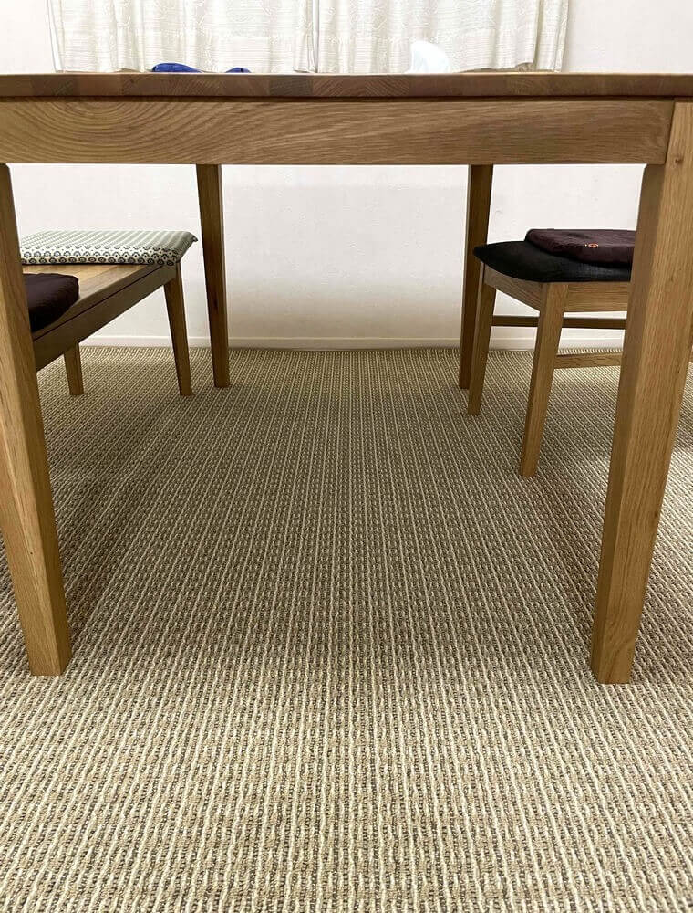 ダイニングテーブルとカーペット