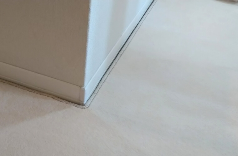 カウンターキッチンの凹凸にぴったりのカーペット